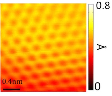 Monokrystal grafenu vytvoĹ™enĂ˝ na plĂˇtku mÄ›di. ObrĂˇzek byl poĹ™Ă­zen tunelovĂ˝m elektronovĂ˝m mikroskopem.Â  (Kredit: Caltech Office of Strategic Communications / Nature Communications)